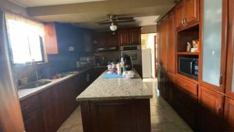 Se vende espaciosa casa con uso mixto en San Juan de Heredia 26-76