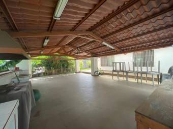 Se vende espaciosa casa con uso mixto en San Juan de Heredia 26-76