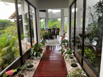 Se vende moderna casa con piscina en San Pedro de Barva 25-462