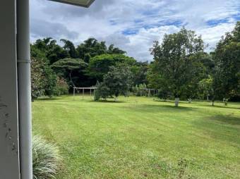 Se vende moderna casa con piscina en San Pedro de Barva 25-462