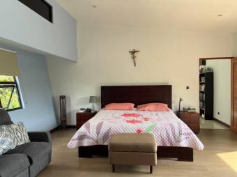 Se vende moderna casa con piscina en San Pedro de Barva 25-462