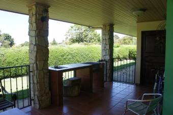 Se vende amplia propiedad con 3 casas en San Rafael de Heredia 23-2637