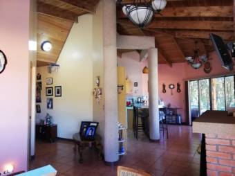 Se vende amplia propiedad con 3 casas en San Rafael de Heredia 23-2637