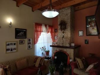 Se vende amplia propiedad con 3 casas en San Rafael de Heredia 23-2637