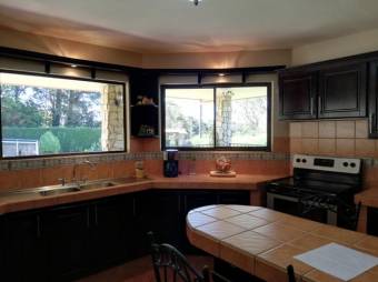 Se vende amplia propiedad con 3 casas en San Rafael de Heredia 23-2637