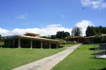 Se vende amplia propiedad con 3 casas en San Rafael de Heredia 23-2637