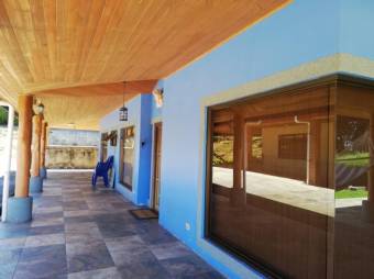 Se vende amplia propiedad con 3 casas en San Rafael de Heredia 23-2637