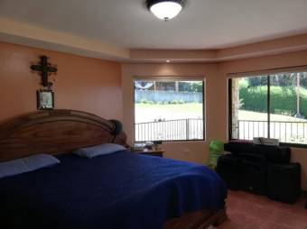 Se vende amplia propiedad con 3 casas en San Rafael de Heredia 23-2637