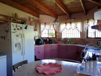 Se vende amplia propiedad con 3 casas en San Rafael de Heredia 23-2637