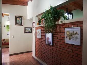 Se vende amplia propiedad con 3 casas en San Rafael de Heredia 23-2637