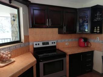 Se vende amplia propiedad con 3 casas en San Rafael de Heredia 23-2637