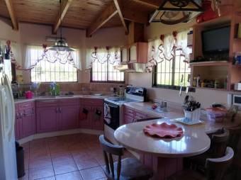 Se vende amplia propiedad con 3 casas en San Rafael de Heredia 23-2637