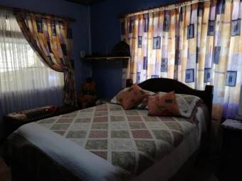 Se vende amplia propiedad con 3 casas en San Rafael de Heredia 23-2637