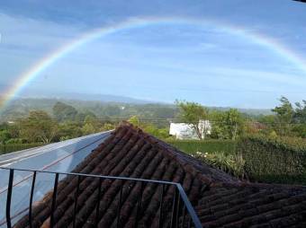 Se vende espaciosa casa con lote de 2,000m2 en Concepción Heredia 26-253