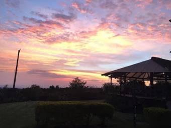 Se vende espaciosa casa con lote de 2,000m2 en Concepción Heredia 26-253