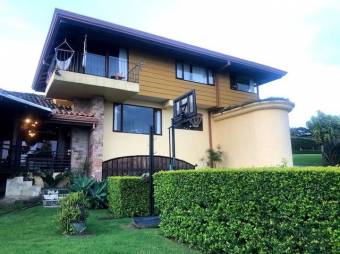 Se vende espaciosa casa con lote de 2,000m2 en Concepción Heredia 26-253