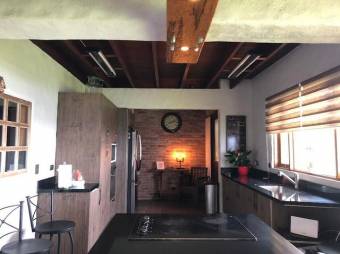 Se vende espaciosa casa con lote de 2,000m2 en Concepción Heredia 26-253