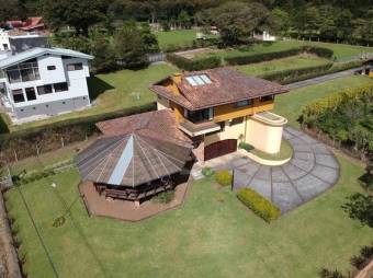 Se vende espaciosa casa con lote de 2,000m2 en Concepción Heredia 26-253