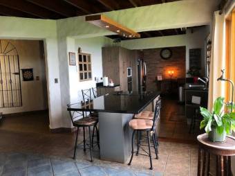 Se vende espaciosa casa con lote de 2,000m2 en Concepción Heredia 26-253