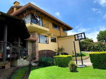 Se vende espaciosa casa con lote de 2,000m2 en Concepción Heredia 26-253