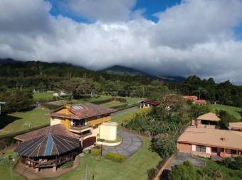 Se vende espaciosa casa con lote de 2,000m2 en Concepción Heredia 26-253