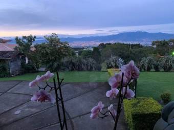 Se vende espaciosa casa con lote de 2,000m2 en Concepción Heredia 26-253