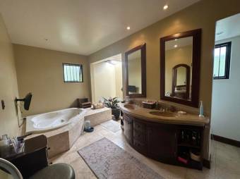 Se vende casa con lote de 1500m2 en Santo Domingo Heredia 24-1688