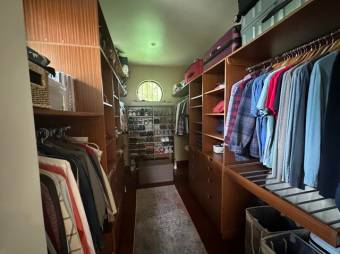 Se vende casa con lote de 1500m2 en Santo Domingo Heredia 24-1688