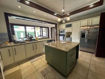 Se vende casa con lote de 1500m2 en Santo Domingo Heredia 24-1688