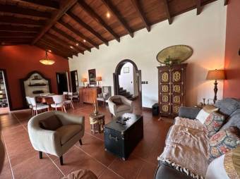 Se vende casa con lote de 1500m2 en Santo Domingo Heredia 24-1688