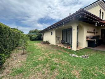 Se vende casa con lote de 1500m2 en Santo Domingo Heredia 24-1688