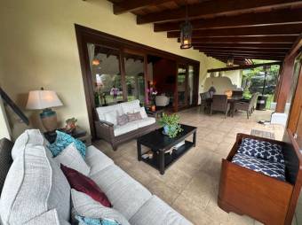 Se vende casa con lote de 1500m2 en Santo Domingo Heredia 24-1688