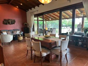 Se vende casa con lote de 1500m2 en Santo Domingo Heredia 24-1688