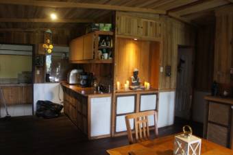 Se vende espaciosa propiedad con 2 casas en San Rafael Heredia 25-1038