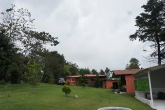Se vende espaciosa propiedad con 2 casas en San Rafael Heredia 25-1038