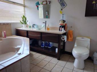 Se vende espaciosa casa en residencial de San Pablo Heredia 25-993