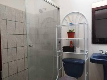 Se vende espaciosa casa en residencial de San Pablo Heredia 25-993