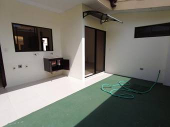 Se vende espaciosa casa en residencial de San Rafael de Heredia 26-159