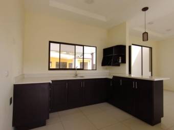 Se vende espaciosa casa en residencial de San Rafael de Heredia 26-159