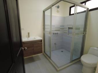 Se vende espaciosa casa en residencial de San Rafael de Heredia 26-159