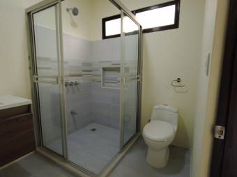 Se vende espaciosa casa en residencial de San Rafael de Heredia 26-159