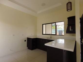 Se vende espaciosa casa en residencial de San Rafael de Heredia 26-159