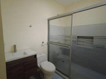 Se vende espaciosa casa en residencial de San Rafael de Heredia 26-159