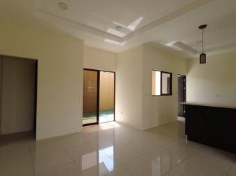 Se vende espaciosa casa en residencial de San Rafael de Heredia 26-159