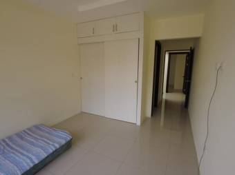 Se vende espaciosa casa en residencial de San Rafael de Heredia 26-159