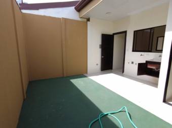 Se vende espaciosa casa en residencial de San Rafael de Heredia 26-159