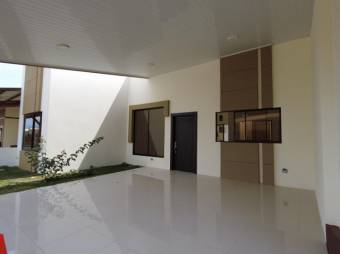 Se vende espaciosa casa en residencial de San Rafael de Heredia 26-159