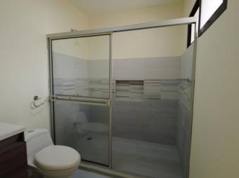 Se vende espaciosa casa en residencial de San Rafael de Heredia 26-159