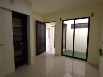 Se vende espaciosa casa en residencial de San Rafael de Heredia 26-159