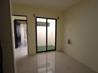 Se vende espaciosa casa en residencial de San Rafael de Heredia 26-159